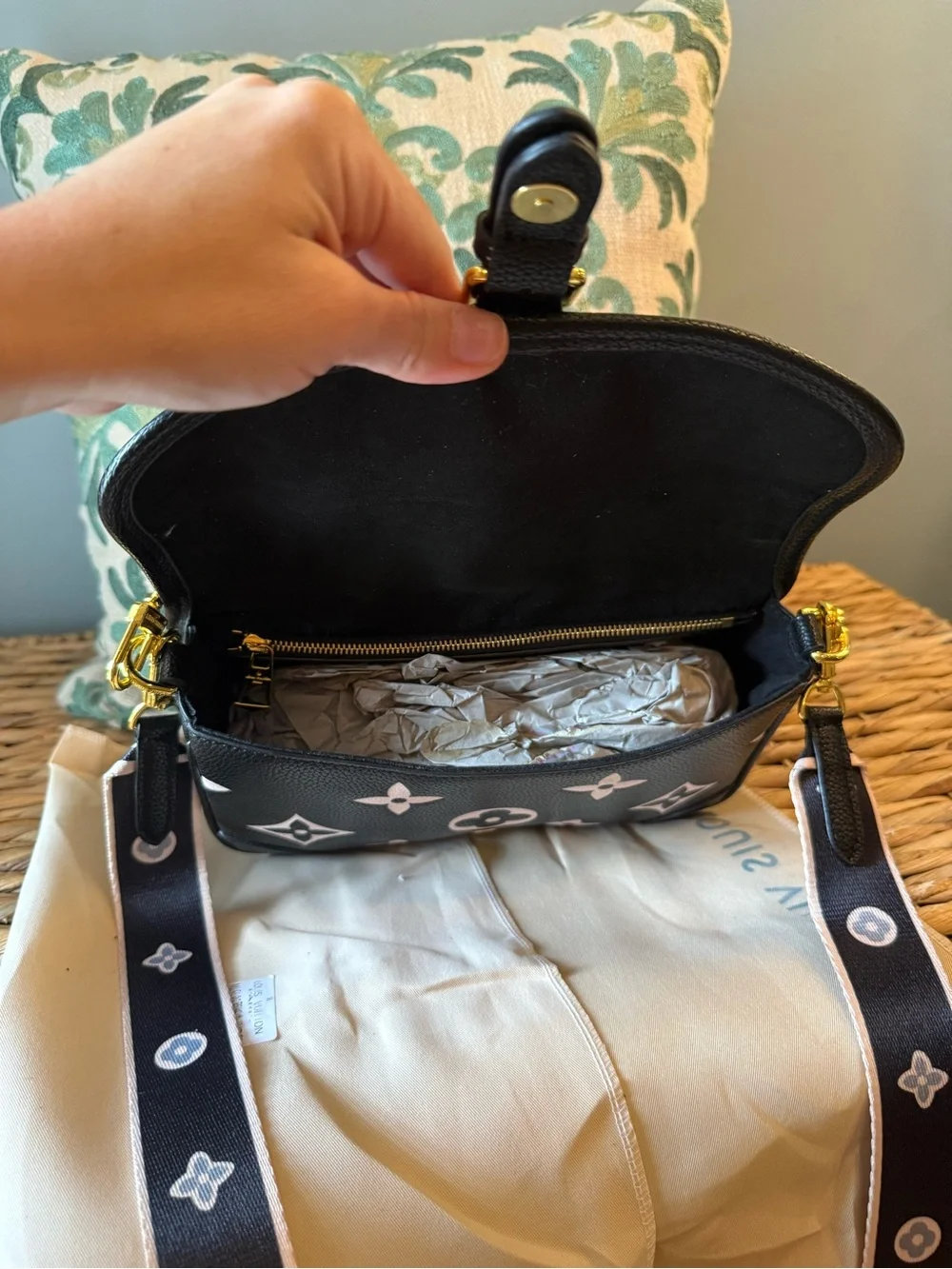 🖤 🩷 Black & Pink Crossbody Bag- see description